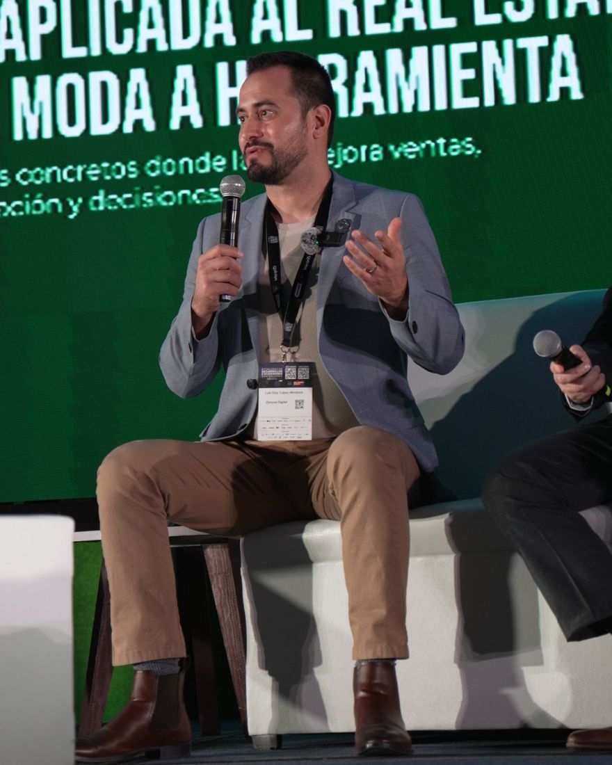 Luis López, fundador de MasterBroker®, habla con micrófono en mano en un panel sobre inteligencia artificial para el sector inmobiliario